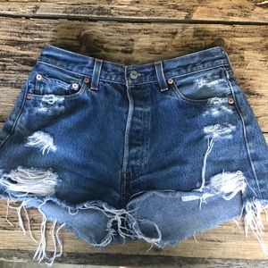 SUPER CUTE LEVI DENIM SHORTS!